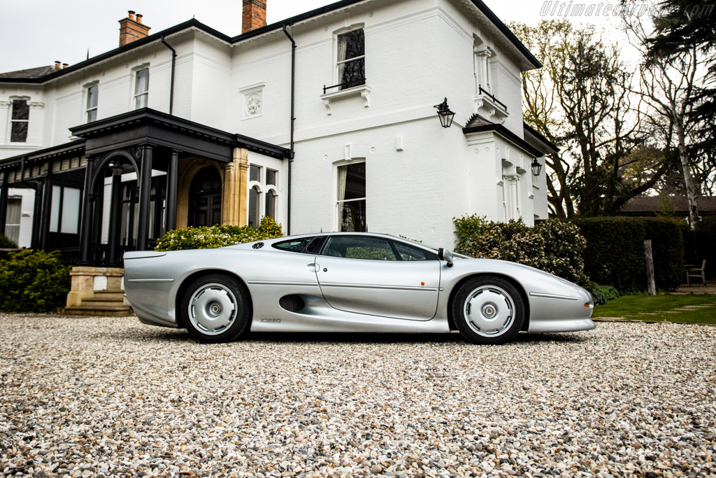 Jaguar XJ220