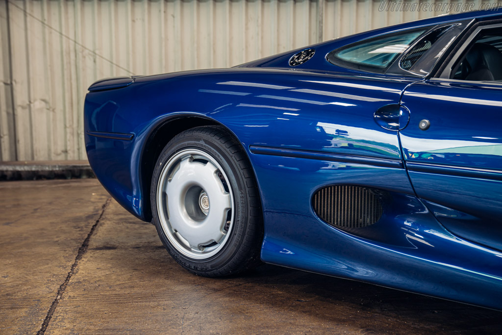 Jaguar XJ220