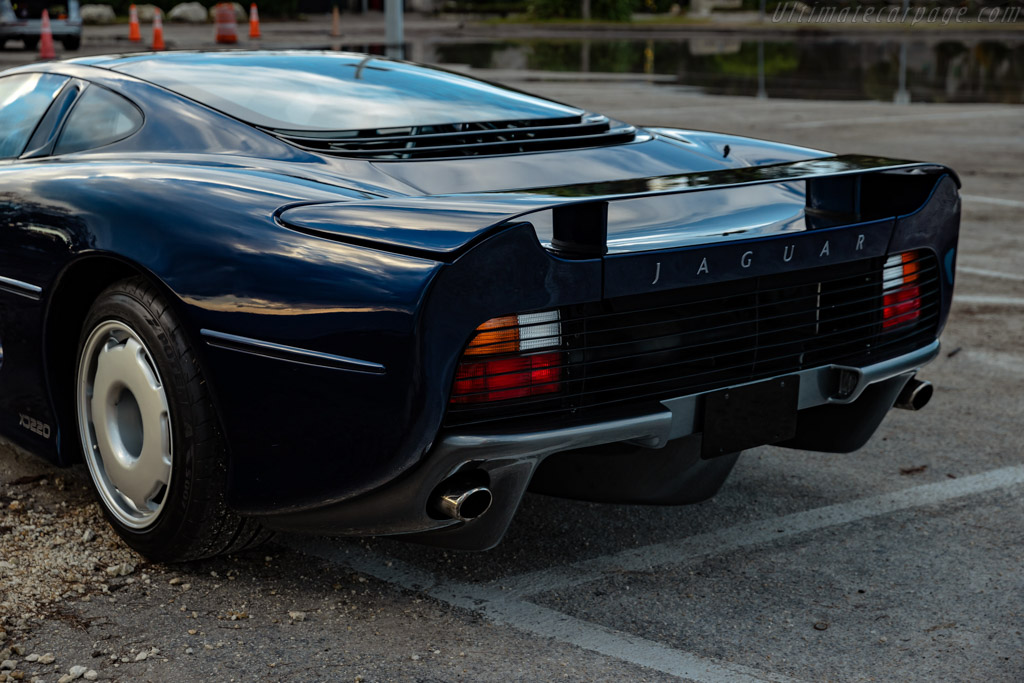 Jaguar XJ220