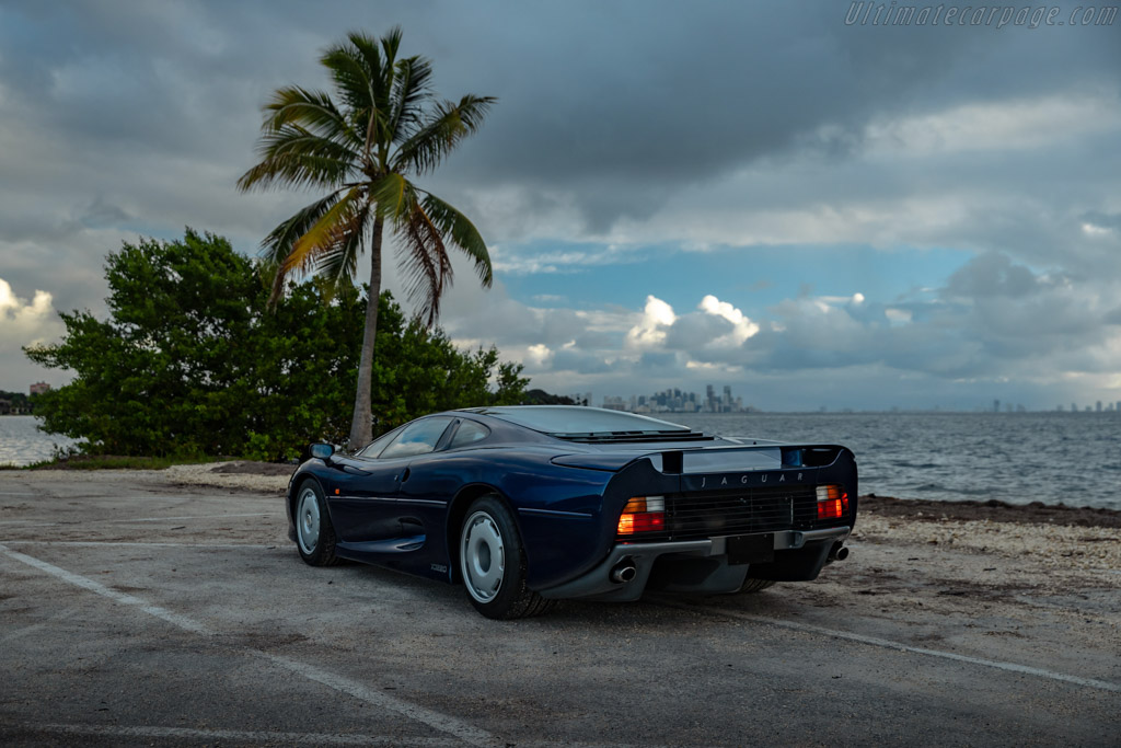 Jaguar XJ220