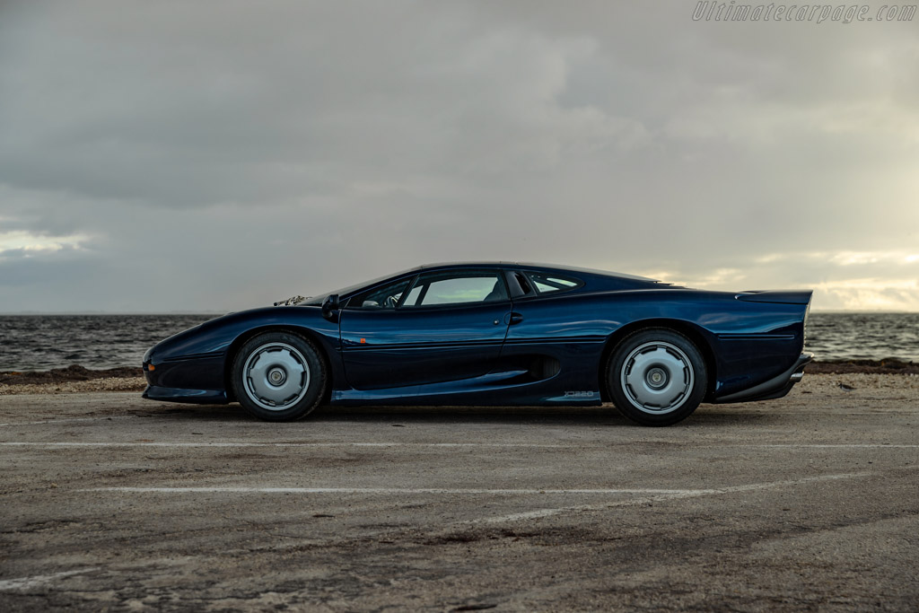 Jaguar XJ220