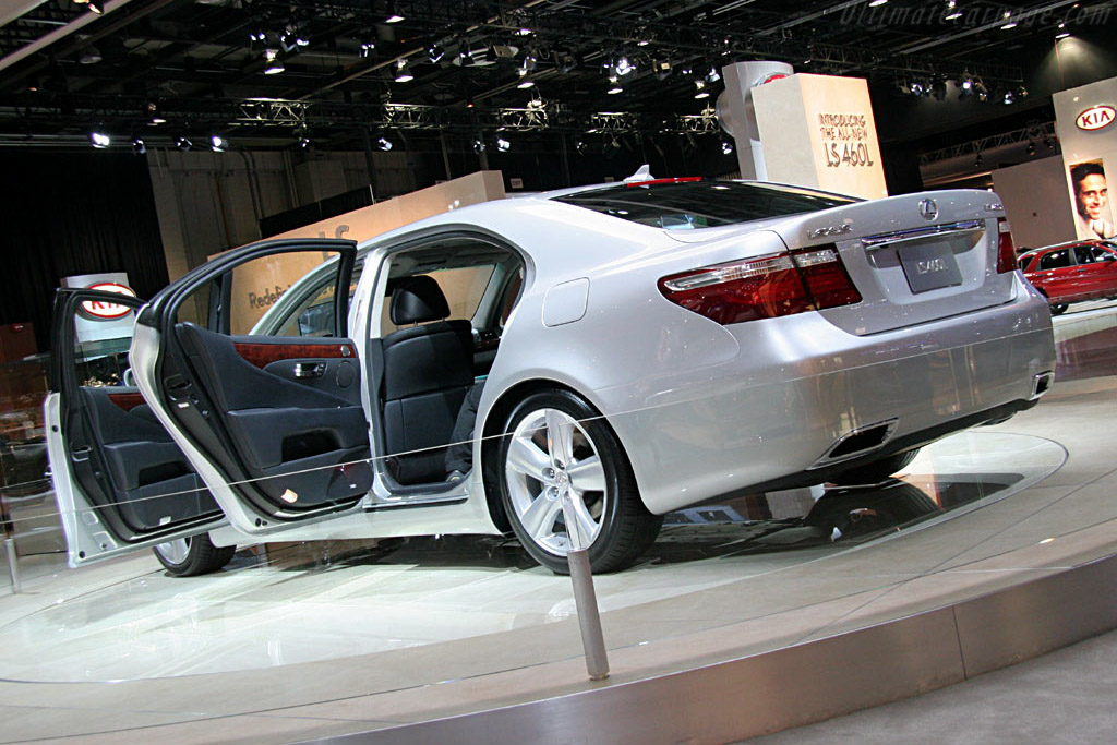Lexus LS 460L   - 2006 North American International Auto Show (NAIAS)