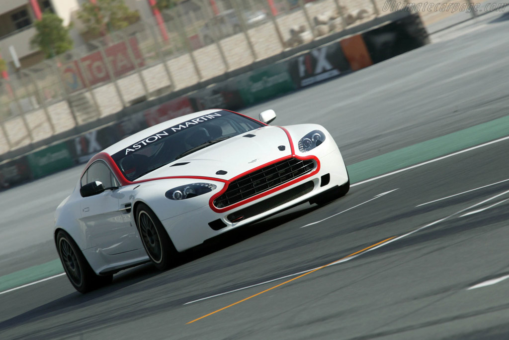 Aston Martin V8 Vantage GT4