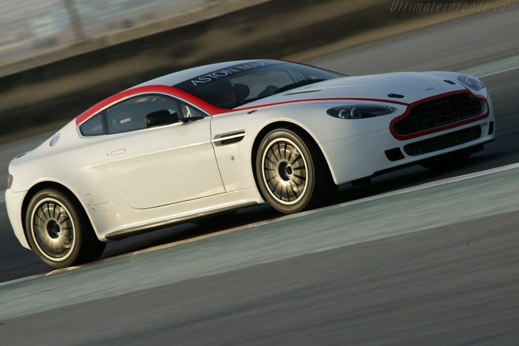 Aston Martin V8 Vantage GT4