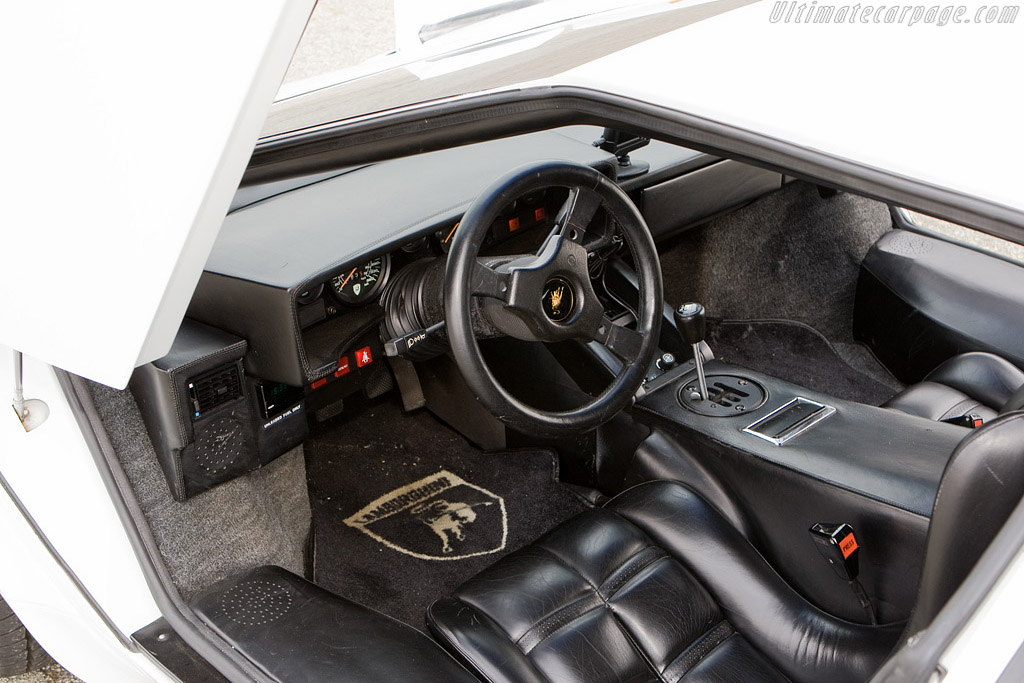 Lamborghini countach салон