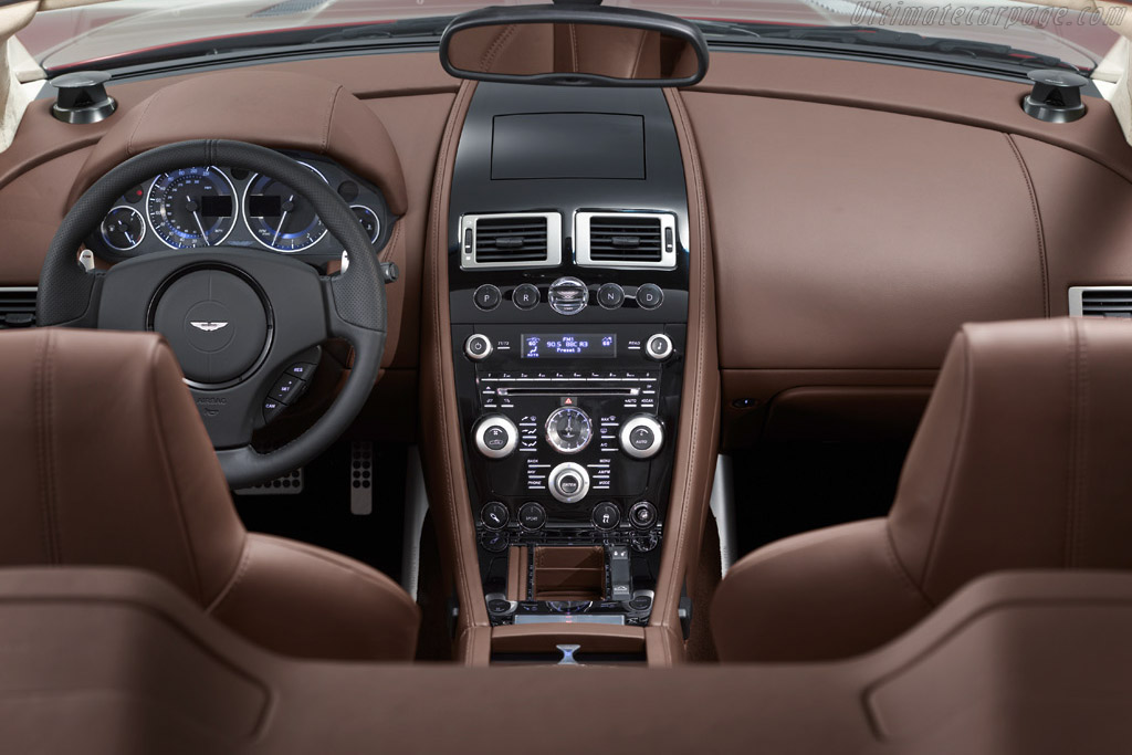 Aston Martin DBS Volante