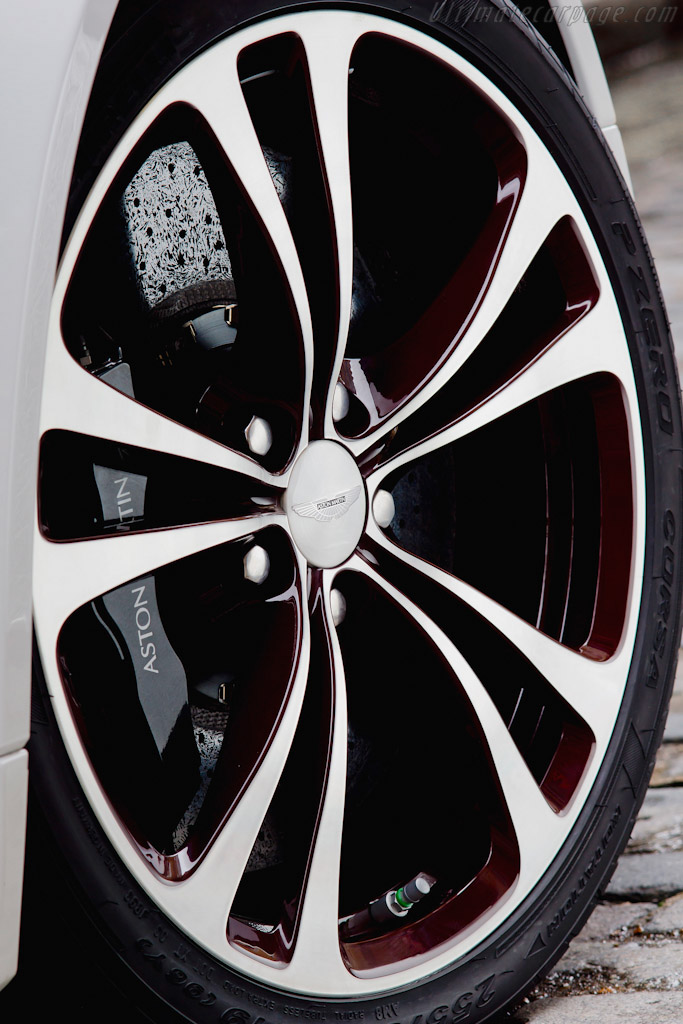 Aston Martin V12 Vantage Roadster