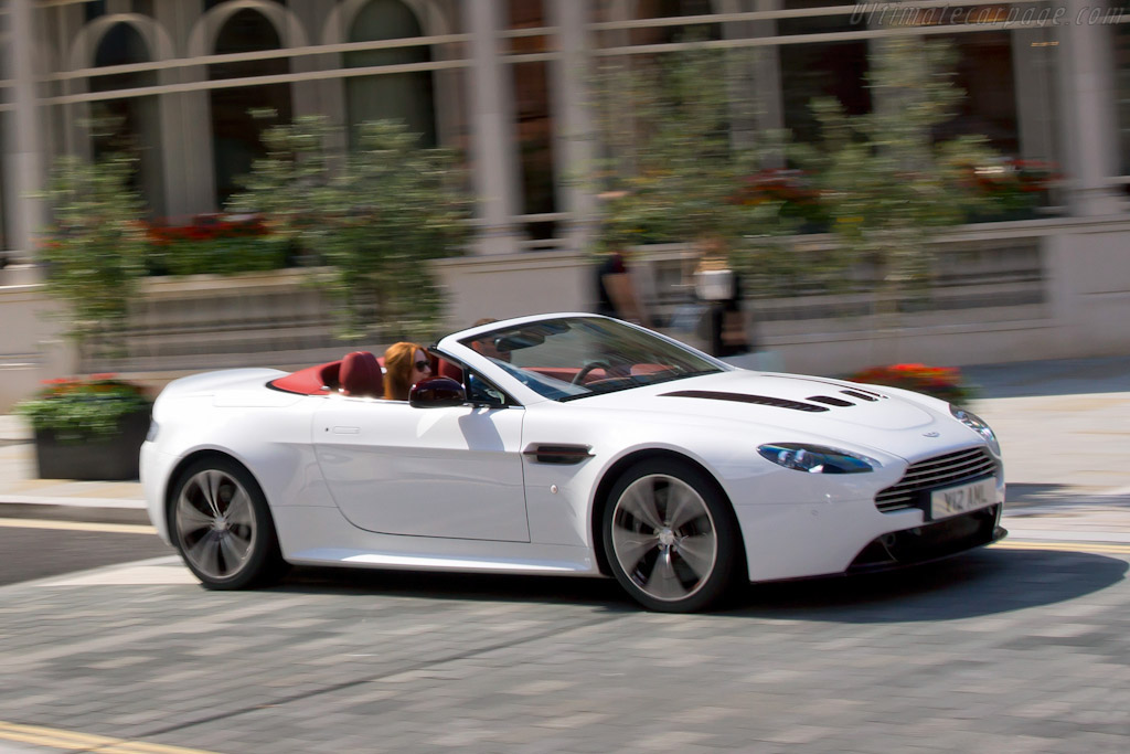 Aston Martin V12 Vantage Roadster