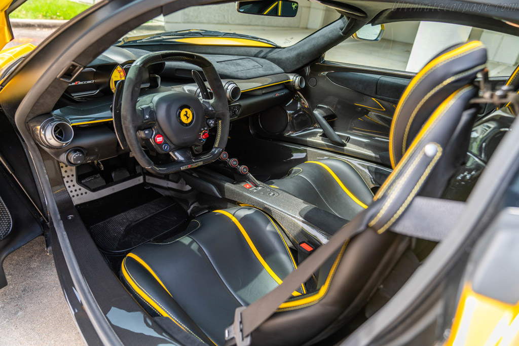 Ferrari laferrari салон