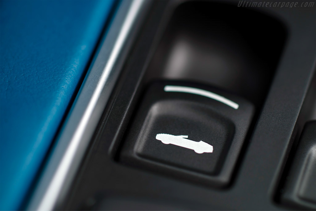 Aston Martin Vanquish Volante