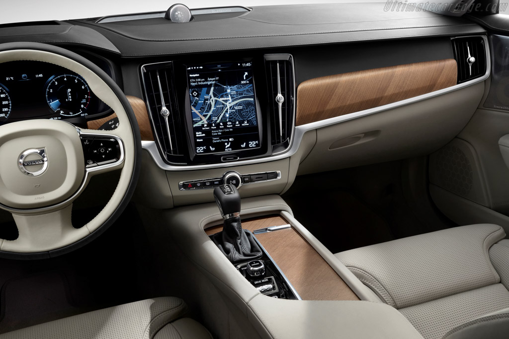 Volvo S90 T8
