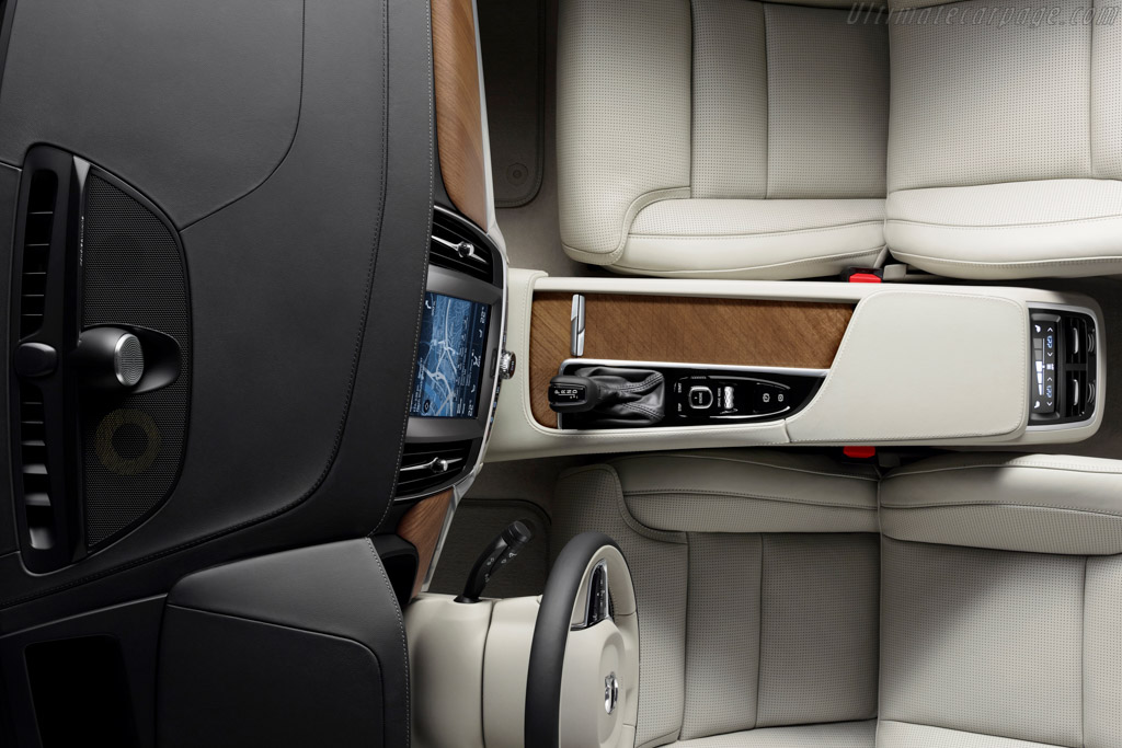 Volvo S90 T8
