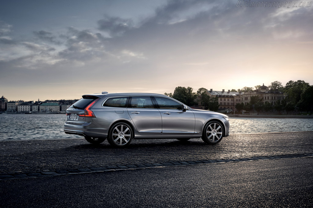 Volvo V90 T8