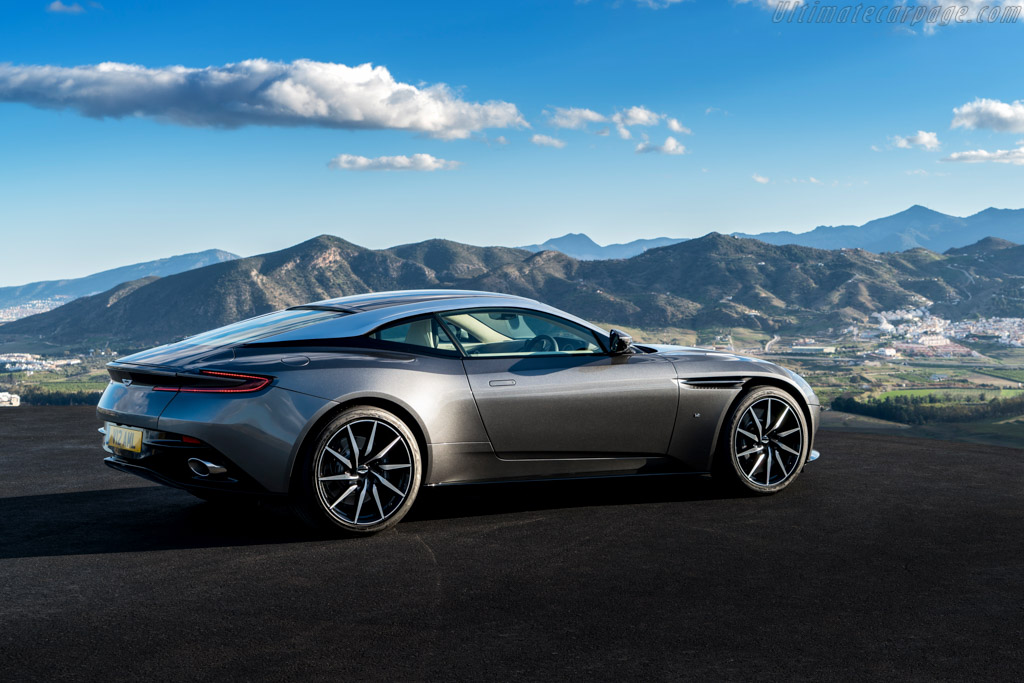 Aston Martin DB11 Coupe