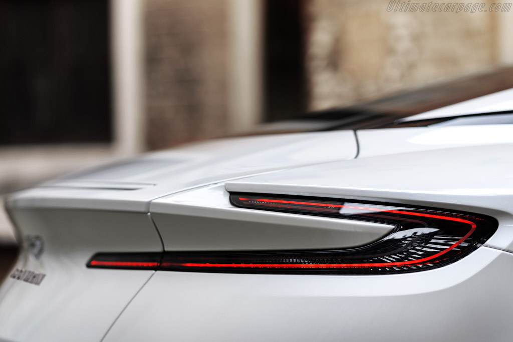 Aston Martin DB11 V8