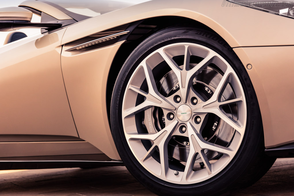 Aston Martin DB11 Volante