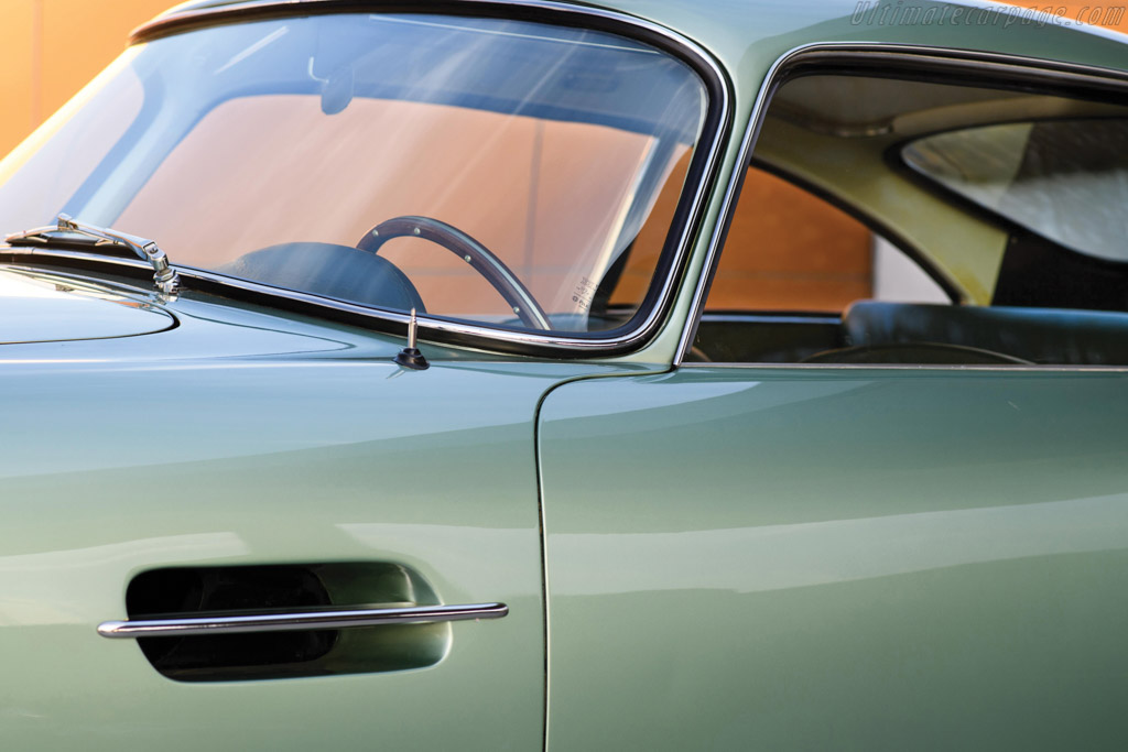 Aston Martin DB4