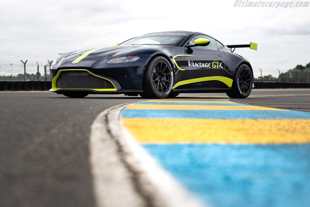 Aston Martin Vantage GT4