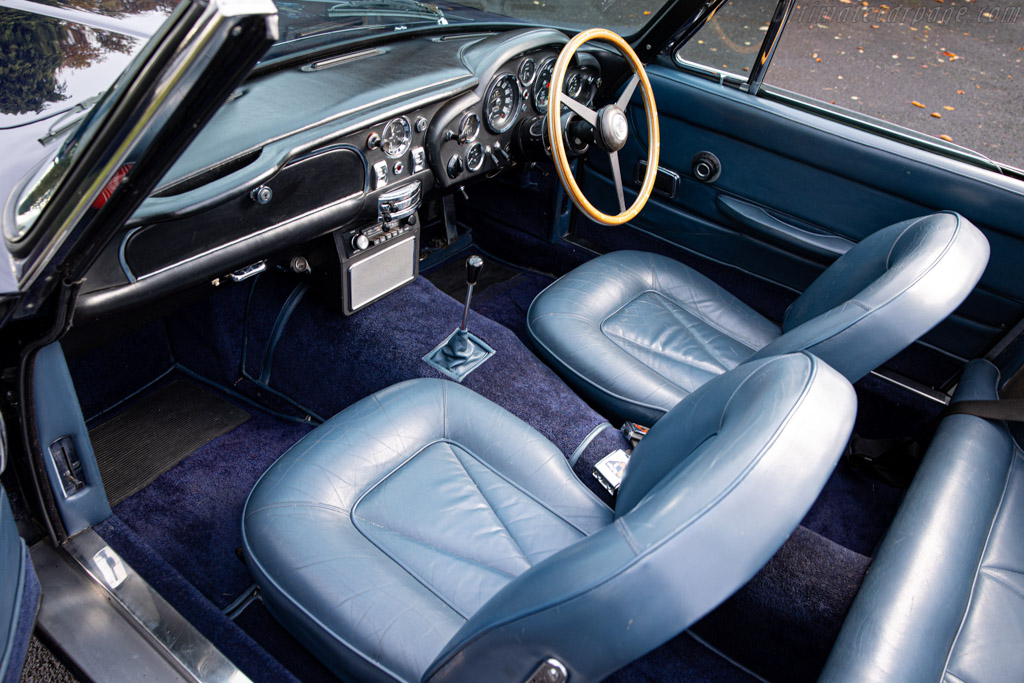 Aston Martin DB6 Vantage Volante