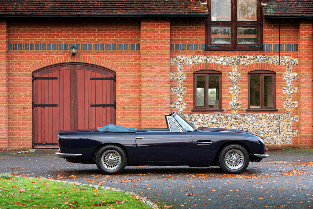 Aston Martin DB6 Vantage Volante