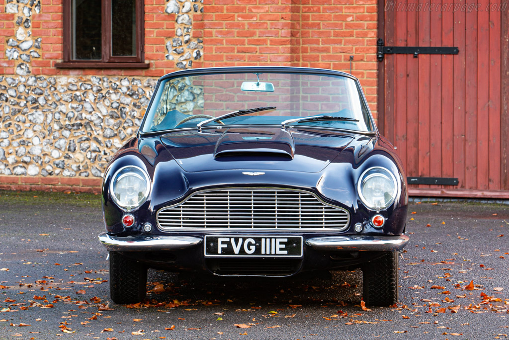 Aston Martin DB6 Vantage Volante
