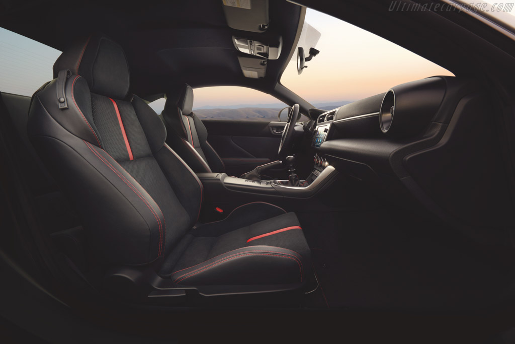 Subaru brz салон