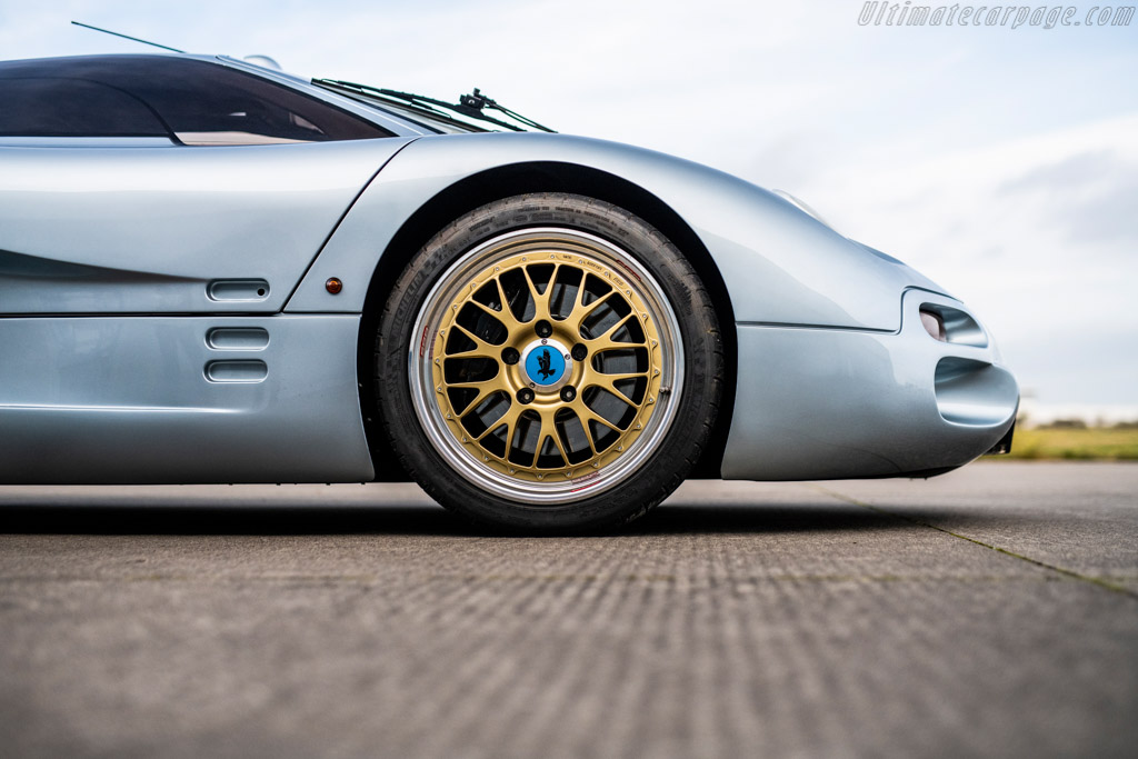 Isdera Commendatore 112i