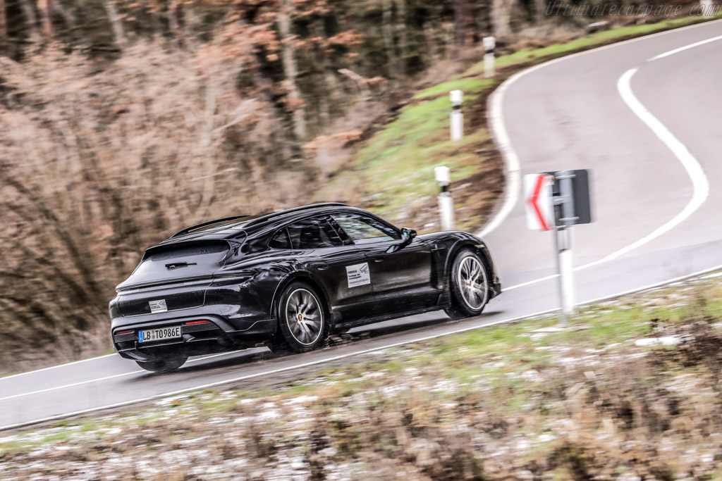 Porsche Taycan Turbo S Cross Turismo