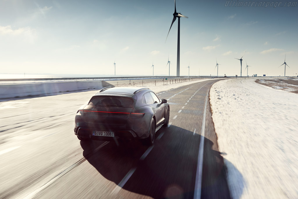 Porsche Taycan Turbo S Cross Turismo