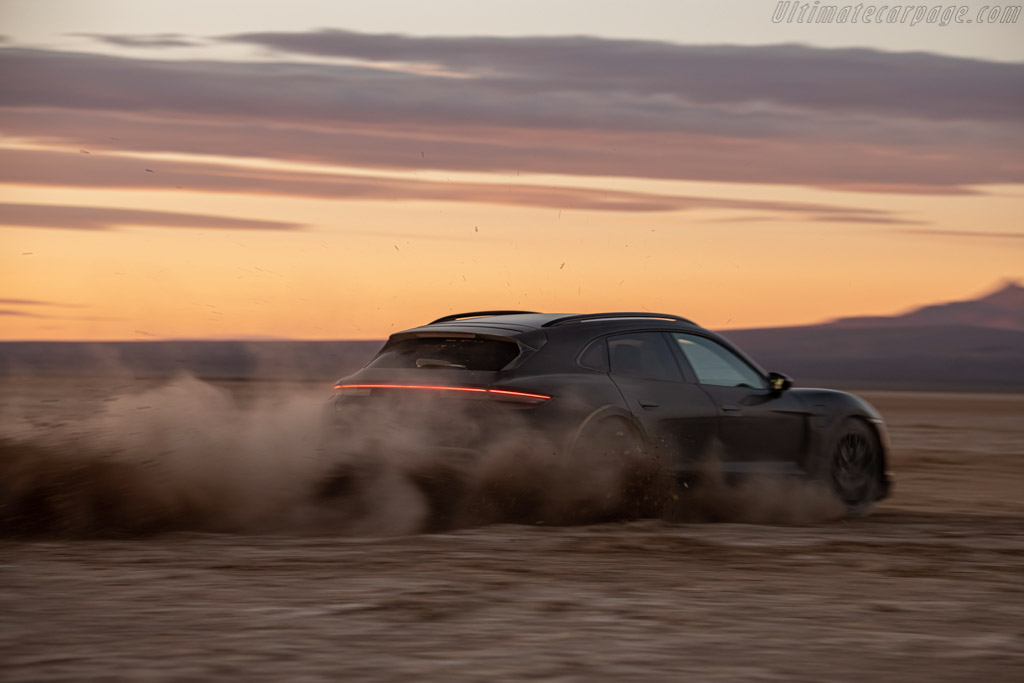 Porsche Taycan Turbo S Cross Turismo
