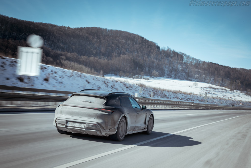 Porsche Taycan Turbo S Cross Turismo