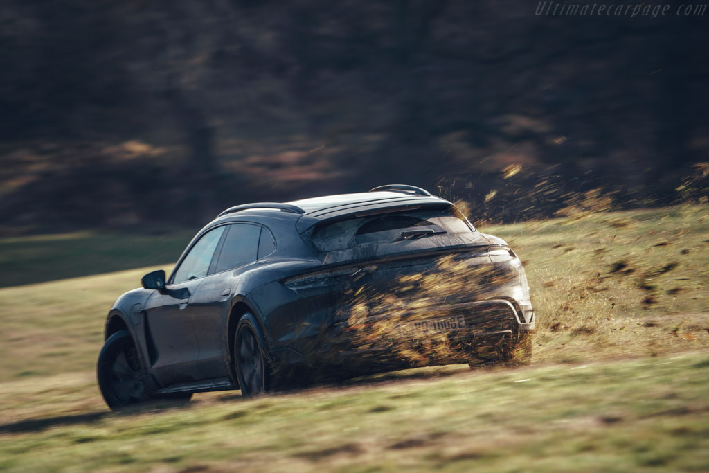 Porsche Taycan Turbo S Cross Turismo