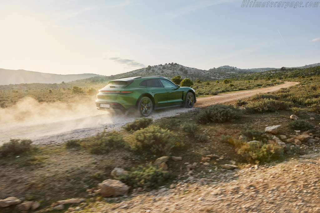 Porsche Taycan Turbo S Cross Turismo