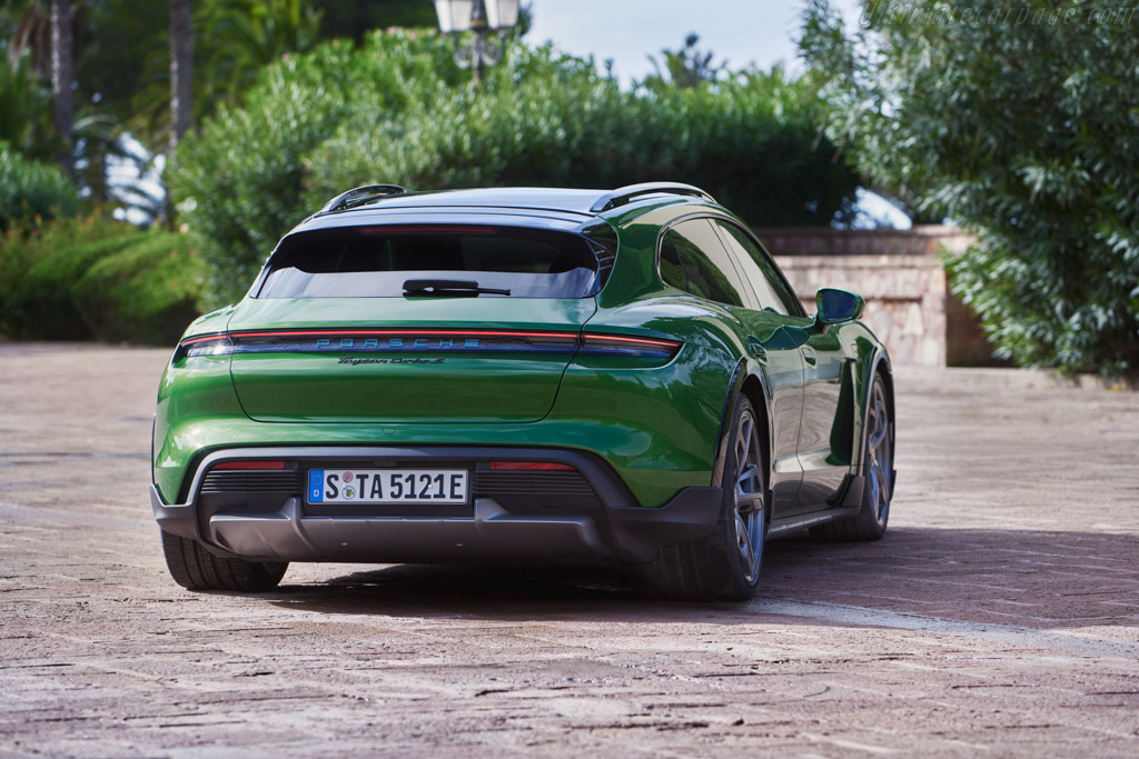 Porsche Taycan Turbo S Cross Turismo