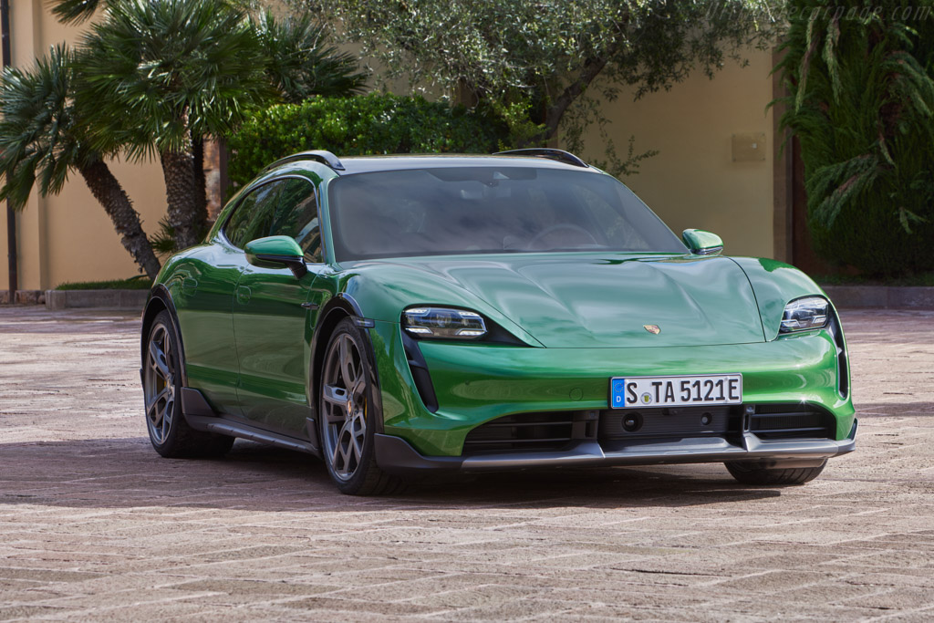 Porsche Taycan Turbo S Cross Turismo