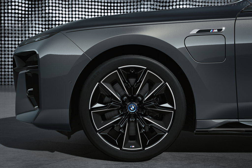 BMW M760e xDrive