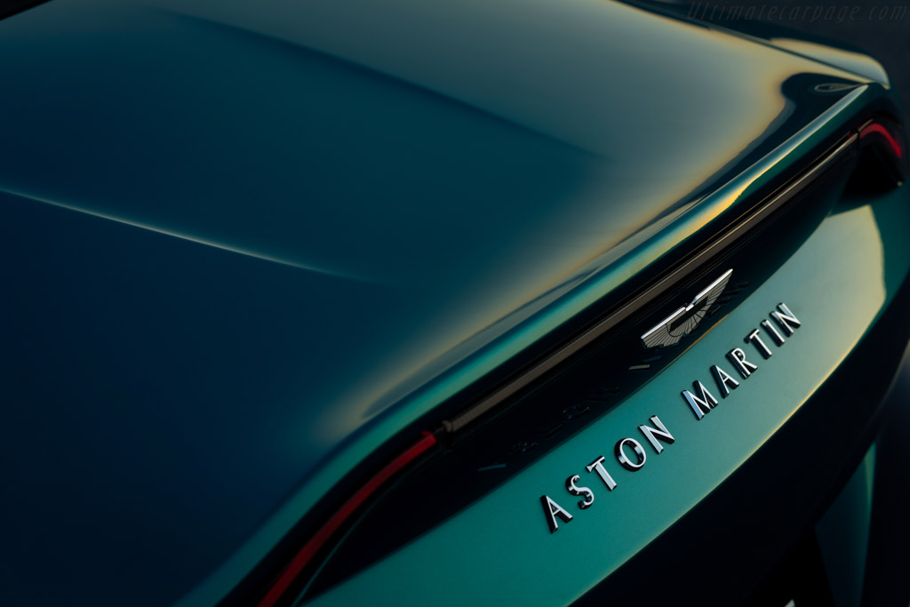 Aston Martin V12 Vantage Roadster