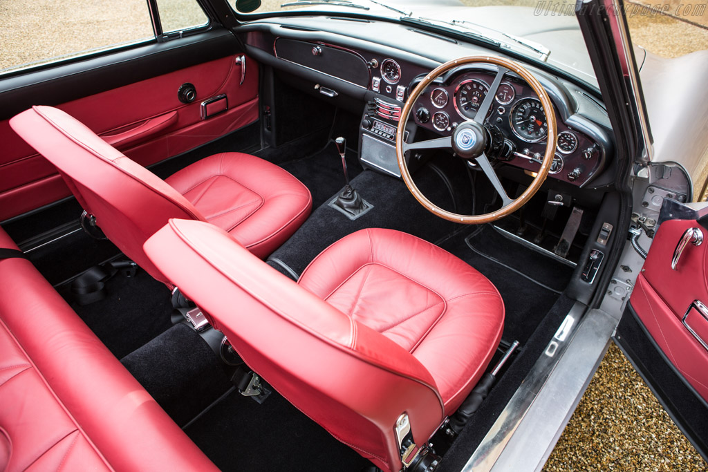 Aston Martin DB6 Volante