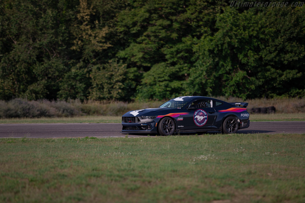 Ford Mustang Black Horse R