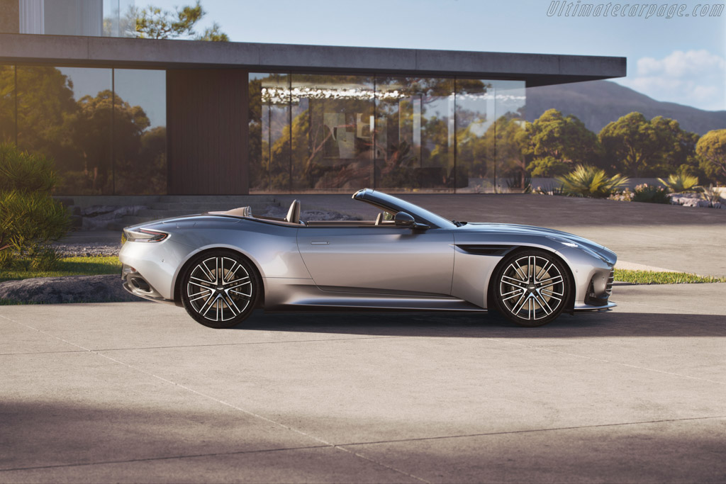 Aston Martin DB12 Volante