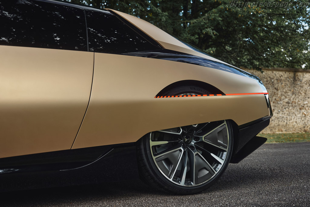 DS Automobiles SM Tribute