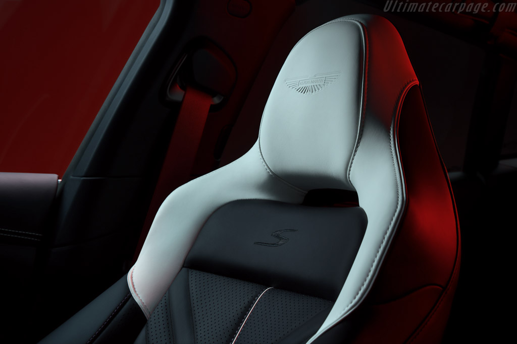 Aston Martin DBX S
