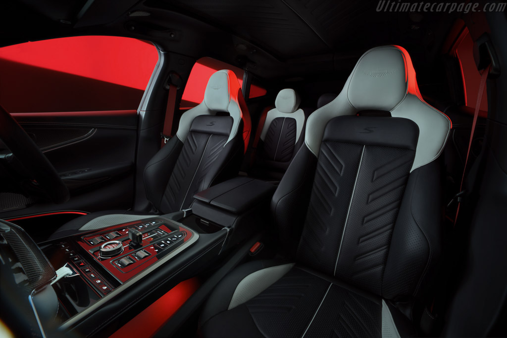 Aston Martin DBX S