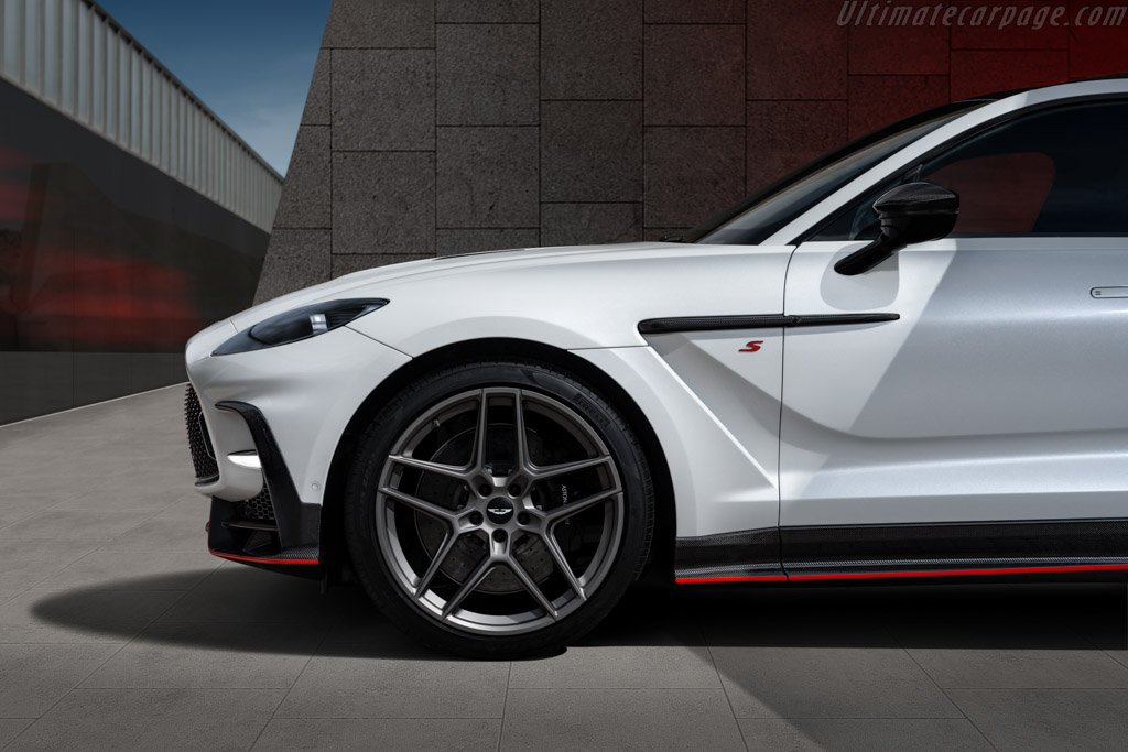 Aston Martin DBX S