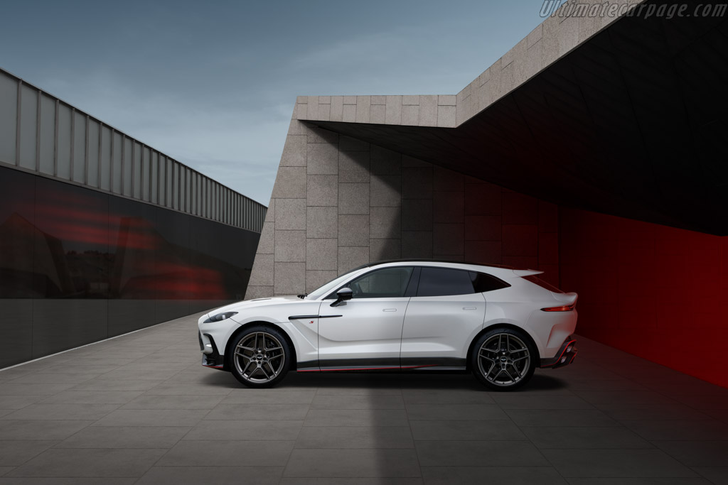 Aston Martin DBX S