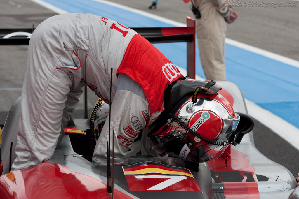 Dindo straps McNish in - Chassis: 202  - 2010 Le Mans Series Castellet 8 Hours