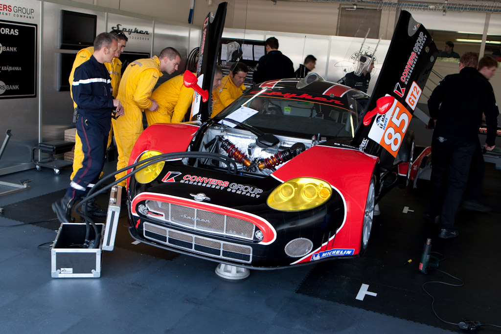 Emergency Team examined each car - Chassis: XL9AB01G37Z363190  - 2010 Le Mans Series Castellet 8 Hours