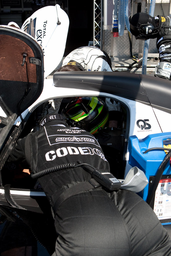 Getting strapped in - Chassis: B0960-HU03S  - 2010 Le Mans Series Castellet 8 Hours