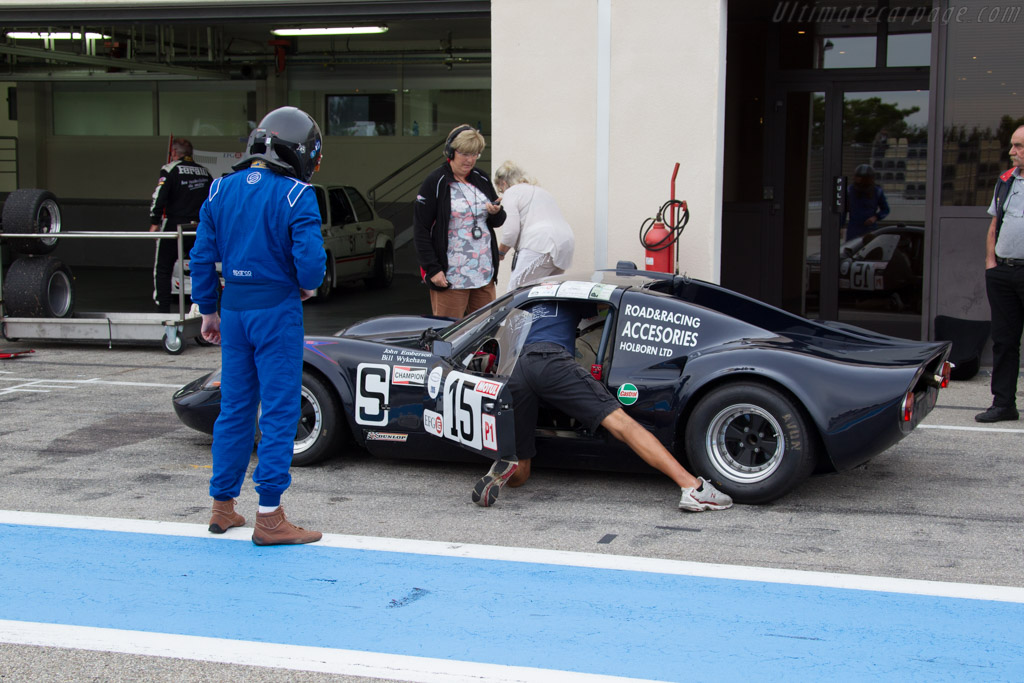 Chevron B8 BMW - Chassis: CH-DBE-71 - Driver: John Emberson / Bill Wykeham - 2015 Dix Mille Tours