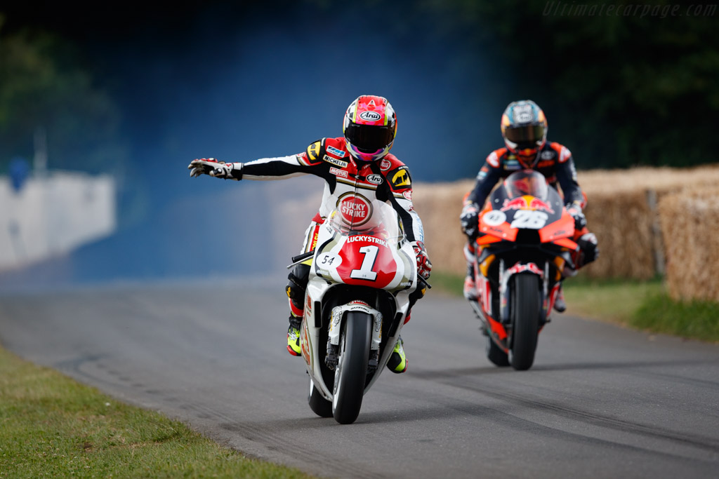 Suzuki RGV500  - Entrant: Suzuki Classic Race Team - Driver: Kevin Schwantz - 2022 Goodwood Festival of Speed